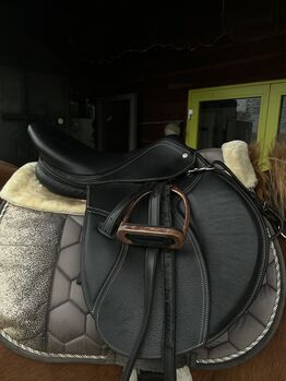 Sattel VS schwarz mit Steigbügel, -riemen und Sattelgurt, Fouganza, bonny, All Purpose Saddle, Korswandt