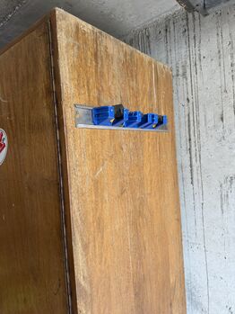 Bundeswehrschrank Sattelschrank schwenkbarer Sattelhalter 120cm breit