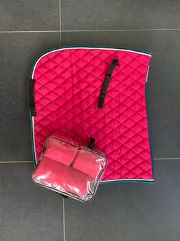 Schabracke equest - pink mit passenden Bandagen, equest Dressurschabracke mit Bandagen, Daniela Koßmann, Dressage Pads, Gerolstein