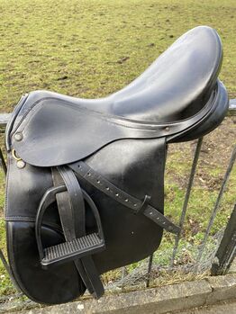 sankey saddle  dark Havana  17x wide ideal fit the flat backed or highland horse Sankey Ssdfle  Dark Havana 