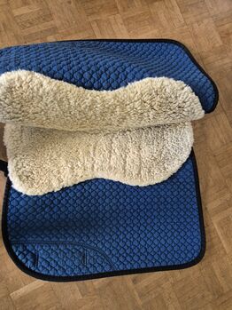 Schabracken mit Lamfell, Tamara O., Schabracken, Windisch