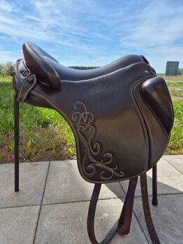 Schulsattel Jerez MRS ohne vordere Galerie mit neuem Lammfell, Ludomar MRS Potrera, Eli, Baroque Saddle, Königsmoos