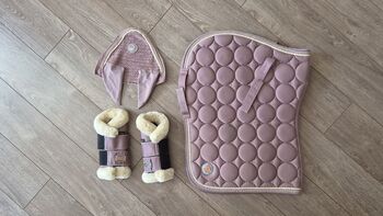 Set bestehend aus Felix Bühler Schabracke, passender Fliegenhaube und Dresssurgamaschen, Felix Bühler Best Friends Collection, Claudia Herold, Schabracken, Bad Friedrichshall