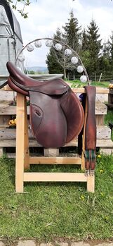 Kurzer brauner Springsattel mit Ledersattelgurt, Maresa, Jumping Saddle, Pfullingen