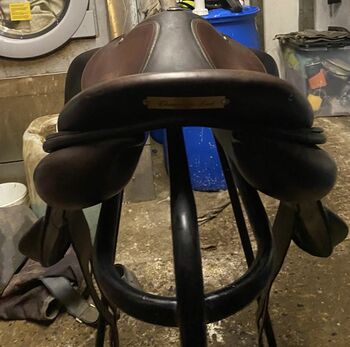 Childeric CFAP 17.5” Saddle Childeric CFAP