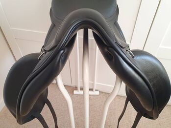 17,5" Dressursattel aus schwarzem Leder – Hervorragender Zustand