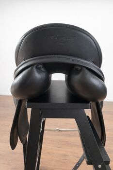 Dressage Saddle ErrePlus Adelinde 17.5 — Italy, Excellent Condition High-quality Italian ErrePlus ErrePlus Adelinde