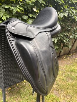 Ikonic Pro Evolution Monoblatt Dressursattel- 17,5 Zoll Ikonic Evolution Monoblatt 