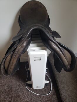 KN Dressage saddle (Karl Neidersuess - Austrian made), Black 18" with black leather girth. KN (Karl Neidersuess) Dressage saddle