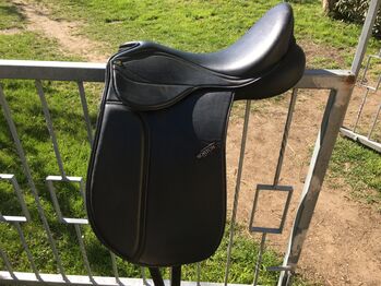 Dressursattel Norton 16“, weißes Kopfeisen verbaut, Norton Rexine , Rabea, Siodła ujeżdżeniowe, Osterfeld/Kleinhelmsdorf