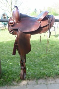 Westernsattel Crates Trail Basic FQ 15.5 braun gerader Pferderücken, Crates Leather Company Trail Basic, Reitartikelbörse (Reitartikelbörse - Onlinevertrieb für Wanderreiter), Siodło westernowe , Grevenbroich