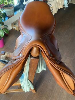 17.5” Premium Leather Saddle – Excellent Condition