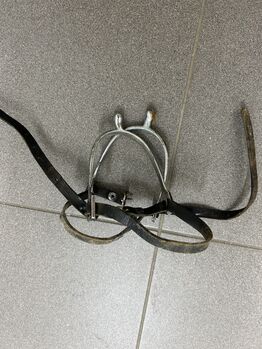 Small metal spurs