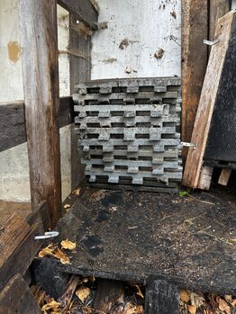 Einige INB Platten, 2 Spielplatzmatten, zwei Kunststoffpaketten INB