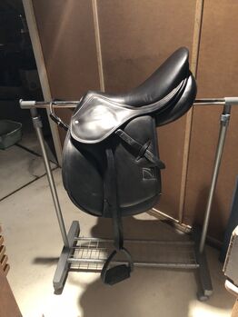 Springsattel CHILDERIC Leder schwarz kaum genutzt 2.000€, Childeric FAP Springsattel 2 3/4 Kalbsleder. Schwarz mit Paspel Parchemin, Yvonne Blasche , Jumping Saddle, Grünwald 
