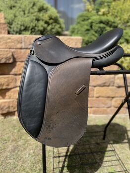 St. Lourdes Dressursattel 18“ mittlere Kammer, St. Lourdes, Isiliebhaber, Dressage Saddle, Poing