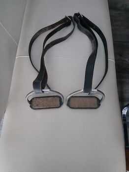 Steigbügel mit Riemen in schwarz