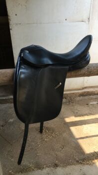 Schwarzer Dressursattel – guter gebrauchter Zustand
