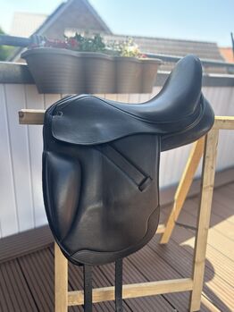 Schwarzer Dressursattel mit großer Pausche, 17,5/32 Sattel, dubliertes Leder Zoff St. Charles 