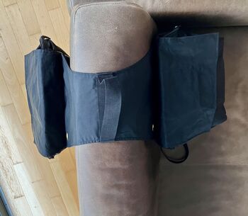 Schwarze Satteltasche mit Isolierung