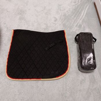 Schwarze Schabracke mit Bandagen Warmblut Dressur WB DR rot-gelbe Umrahmung