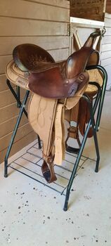 Big horn leather and synthetic competition saddle Bighorn