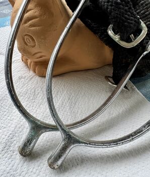 Stumpfe Sporen mit Riemen