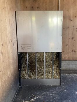 Zeitgesteuerter Heuautomat, Céline Stoffel, Hay & Straw, Brunnen