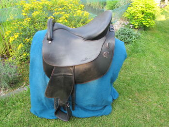 Wanderreitsattel 18 Zoll schwarz mit roter Naht, Hidalgo  Dakar PFT, Sibylla Schrieber-Jenkins, Endurance Saddle, Berlin