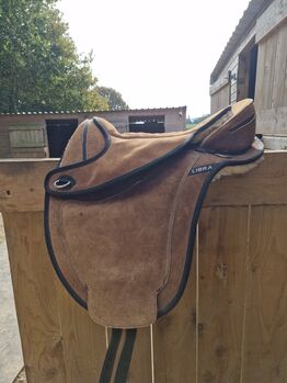 Treeless Saddle - Libra - Excellent - RARE FIND Libra Trec