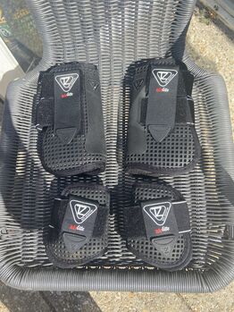 Tri zone Tendon and Fetlock boots, Equilibrium  Tri zone , Laura Field , Tendon Boots, Rude