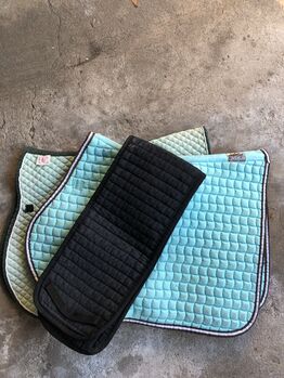 Zwei wenig benutzte Schabracken und ein Longierpad zu verkaufen, Eskadron Ice blue und no Name Schabracke, Lisa, Dressage Pads, Stuttgart