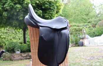 Gepflegter Dressursattel der Marke Hintermayer, Hintermayer Anatomic, Sina Beckmann , Dressage Saddle, Horn-Bad Meinberg