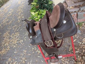 Kunststoff Westernsattel, florales Muster, tolle Farbe