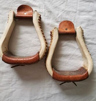 Westernsteigbügel mit Rohhauteinfassung, Sunci, Saddle Accessories, Holzmaden