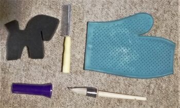 verschiedenes Puttzeug (unbenutzt, Schwamm Kamm Handschuh Pinsel), CN, Grooming Brushes & Equipment, Altusried