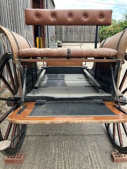 Victorian 19th century pony trap, horse drawn dog cart, rally cart