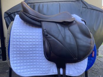 Voltaire Lexington jump saddle Voltaire  Lexington 