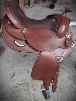 Westernsattel von AK Saddlery, AK Saddlery  Modell 81 mit einem S3 Baum dunkelbraun mit Raute Passform XFQ 60cm Länge, Mona, Western Saddle, Furth im Wald 