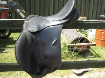 Wintec 2000 GP Saddle. 17.5” Black. Blue gullet. Wintec GP