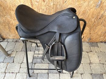 Wintec Englisch-Sattel – Komfort-Grösse 18" (46 cm) komplett mit Steigbügeln & Riemen Wintec