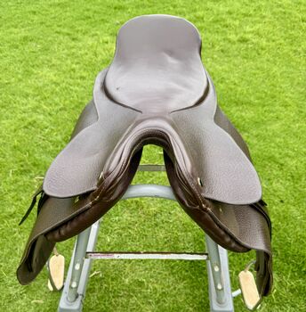 SADDLE DRESSAGE