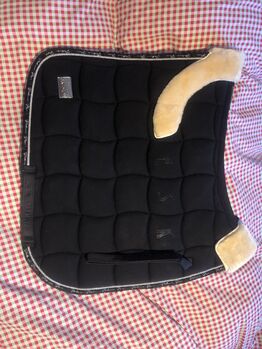 Neuwertige ESKADRON Schabracke DL Platinum Pure 2020 schwarz Black Fauxfur Innopad Inno Pad Eskadron