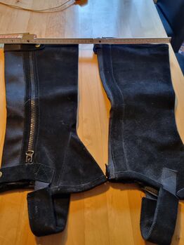 Schwarze Mini-Chaps / Reitletten mit Reissverschluss, kräftige Waden, Kirstin, Half Chaps, Gleichen