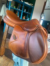 17.5” Premium Leather Saddle – Excellent Condition