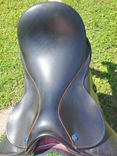 Charlys Physio Dressursattel Klettpausche Charlys Physio ( Physiotherapeut Carly Vanderoemme), hergestellt von der Sattlerei Frank Baines (GB) Dressursattel Monoblatt