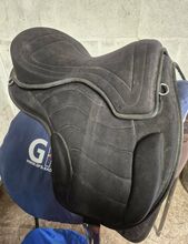 Norton 17” black treeless saddle Norton
