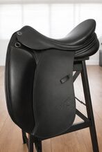 Dressage Saddle ErrePlus Adelinde 17.5 — Italy, Excellent Condition High-quality Italian ErrePlus ErrePlus Adelinde