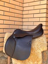 Eleganter 17” Ledersattel – Leistung, Komfort & zeitloser Stil