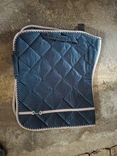 Elegante Dressurschabracke Dunkelblau/ Beige mit Gebiss-Detail - Wegen Umstieg auf Westernreiten
